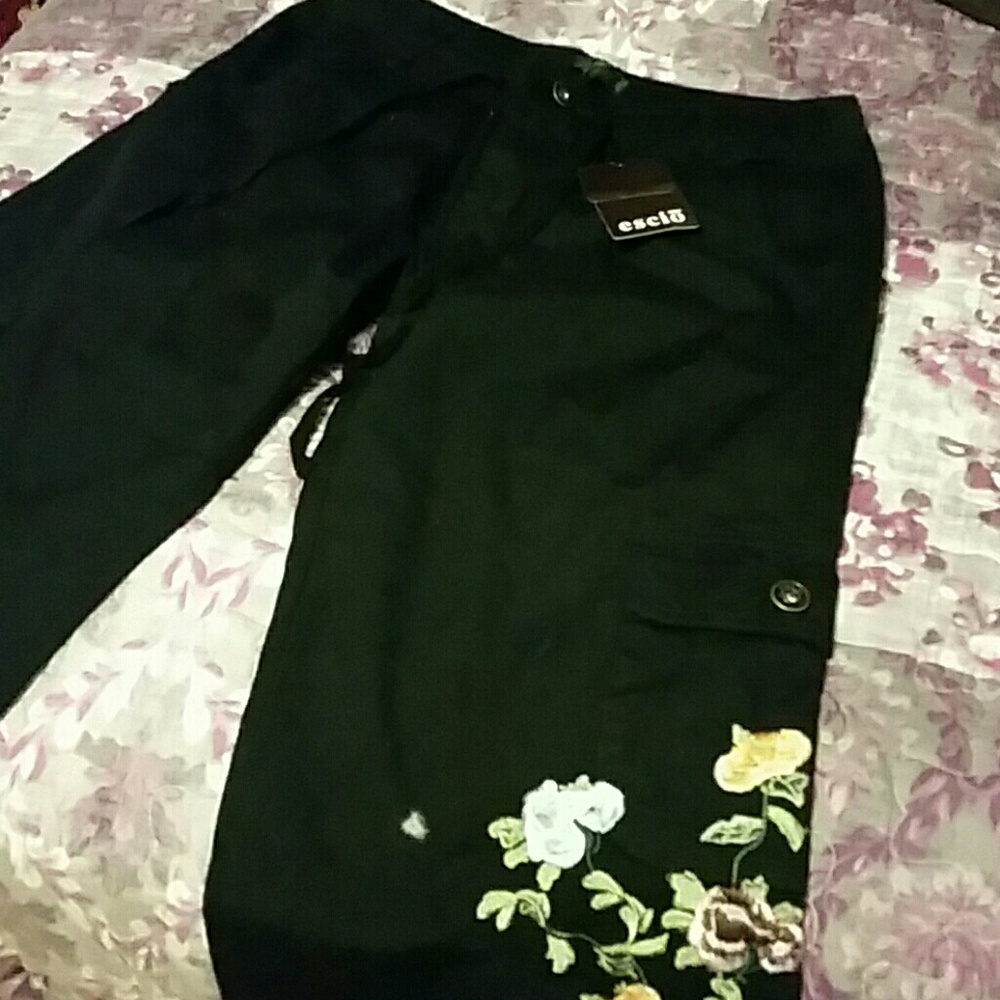 Nice cargo pants with lovely floral embroidery!